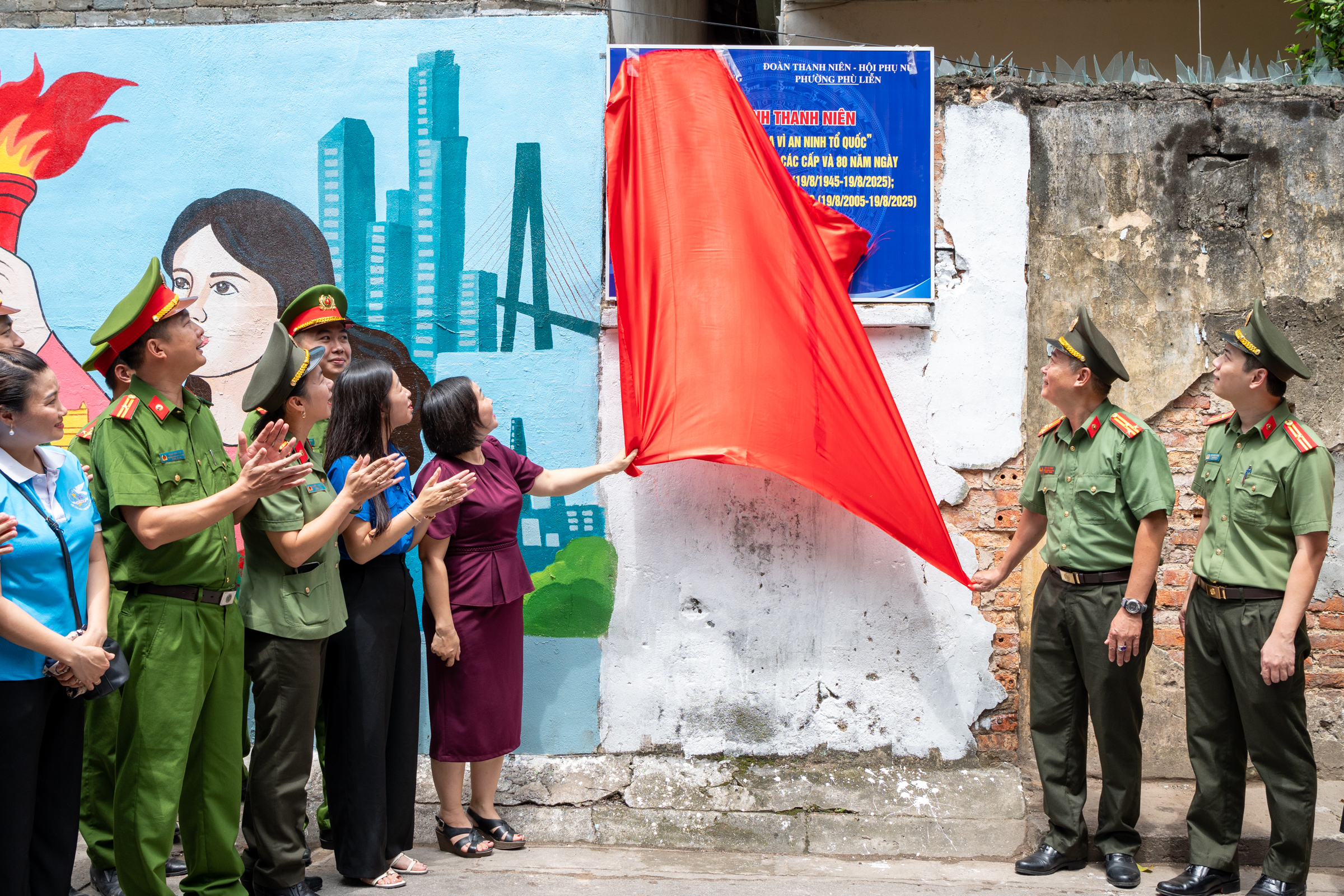Khánh thành và gắn biển công trình thanh niên “Con đường bích họa – Vì An ninh Tổ quốc” tại phường Phù Liễn